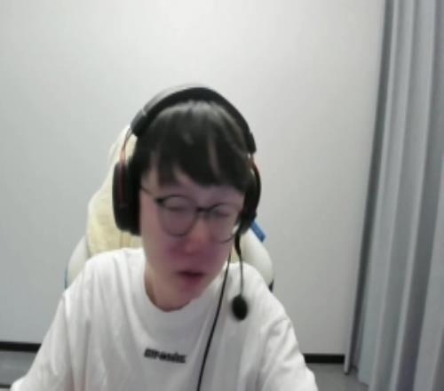 Mlxg:乌兹他自己不都辟谣了吗他去IG比GALA更好我不觉得!