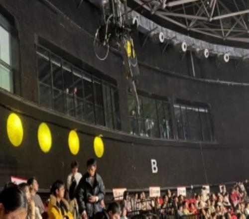 媒体人谈LPL决赛现场：坐到观众席舒服多了LNG这主场包厢纯坐牢