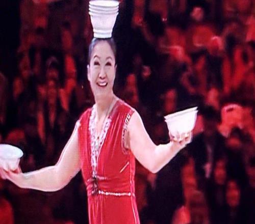 顶碗大妈正式回归!现身公牛主场表演穿乔丹45号球衣宣布复出