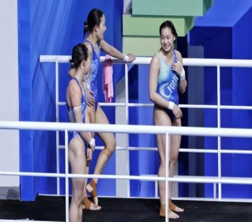 全紅嬋、陳芋汐輕松備戰(zhàn)十五運會女子雙人10米臺決賽