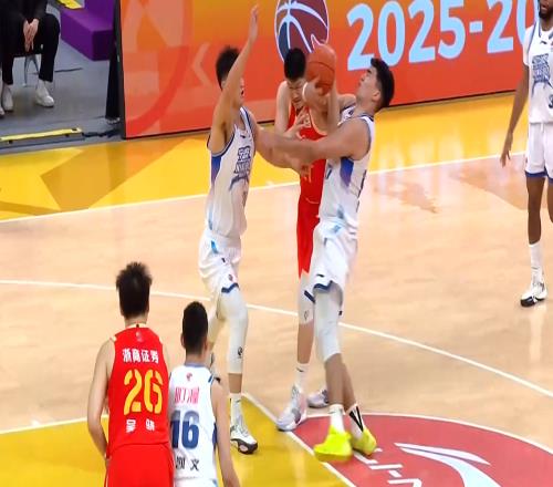 CBA再现暴力伤人!胡金秋惨遭卸胳膊,球迷:要毁了中国篮球吗