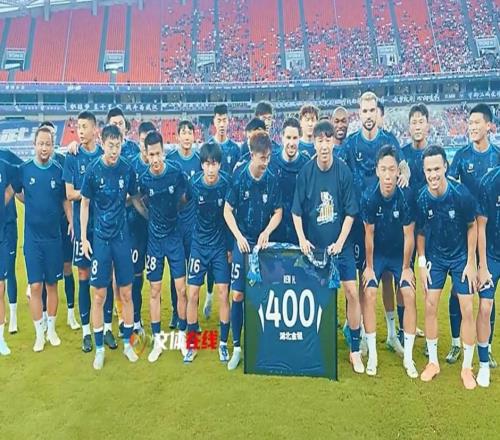 任航收獲聯賽400場紀念球衣：希望中國足球能夠越來越好