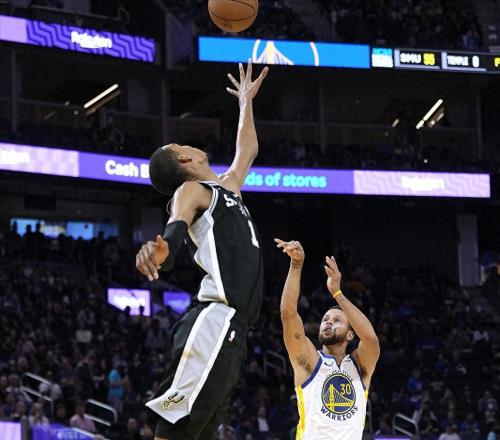 49分罚球绝杀!库里现象级一战刷爆纪录勇士3个小细节也值得关注