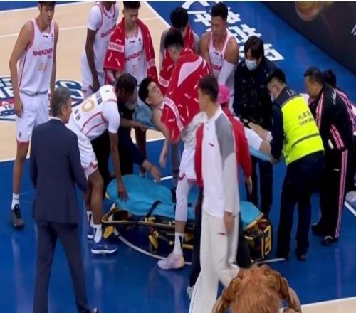 重伤!深圳18岁新星冯熙瑞首次首发对抗受伤已紧急送医院检查