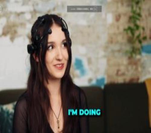 外網女主播讓別人用遊戲手柄控製自己結果被刺激到不能走直線