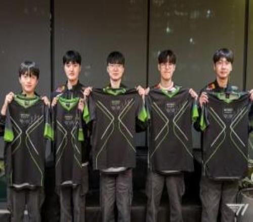 排麵！T1分享照片：NIVIDIA的CEO黃仁勳給俱樂部送來親筆簽名隊服