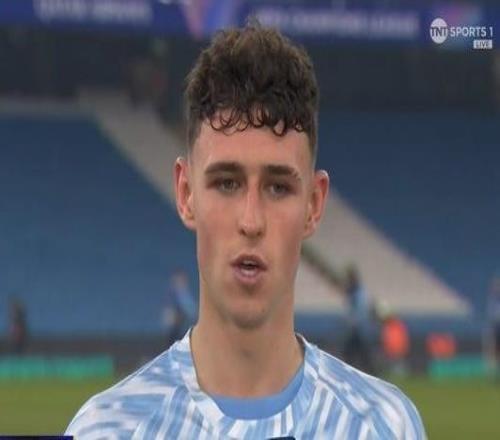 庆祝进球的时候拉着你自拍的是谁福登:不认识,随便找的人