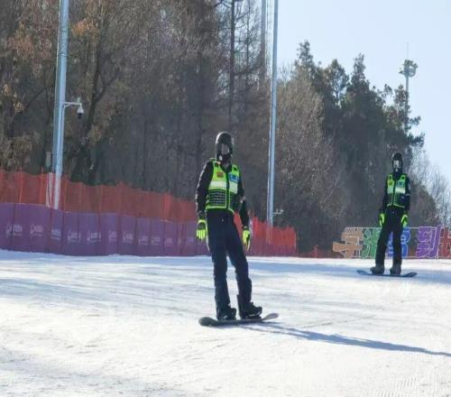 滑雪场上，“雪警”身手矫健