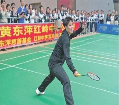 奥运冠军与十少年“车轮战”称赞球技高