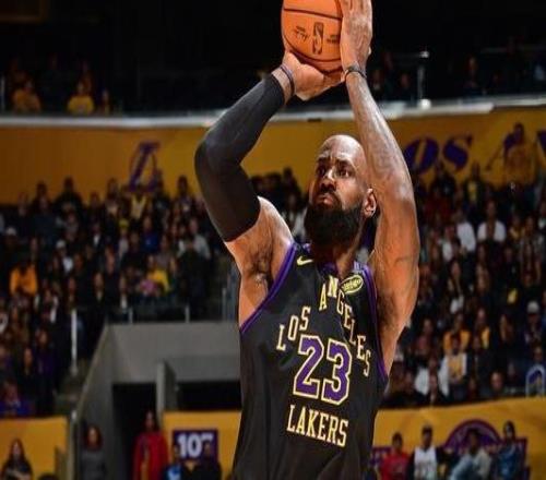 雷迪克:詹姆斯今晚表现非凡每当对手打出攻势时他都能强势回应