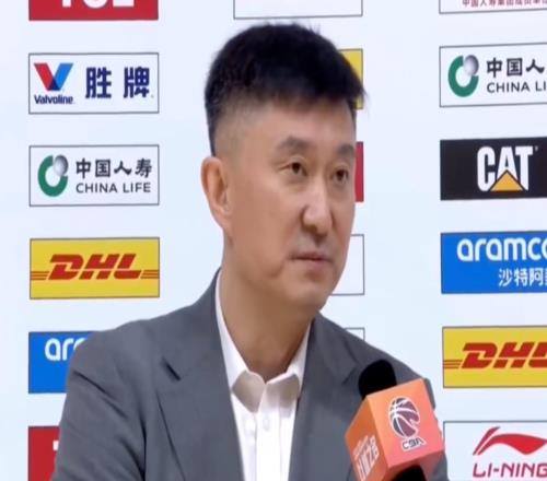 杜锋:现在每场比赛都很难打,年轻球员在轮转中还是爱出问题