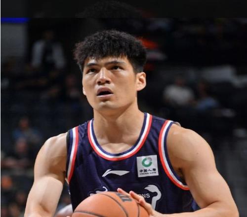 廣州季前賽總結(jié)：郭艾倫缺席3戰(zhàn)輸138分陳國(guó)豪驚喜走出去成趨勢(shì)