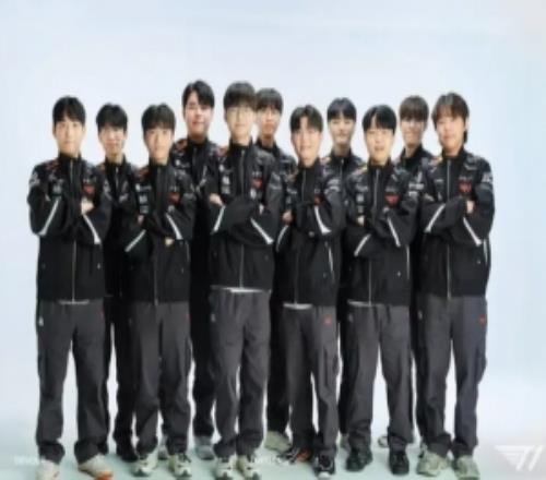 T1分享新赛季LOL分部、瓦分部大合影：我们无限且要吞噬一切