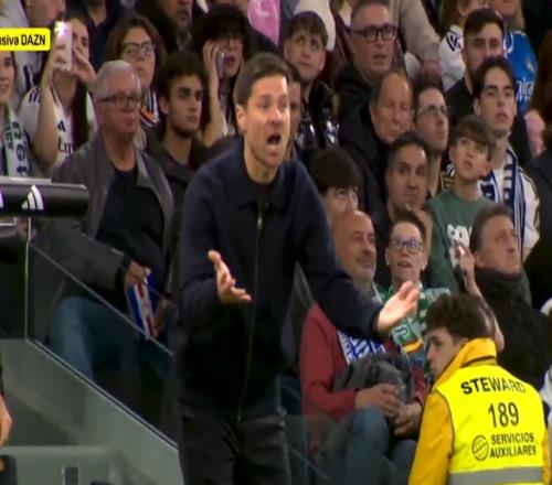 對(duì)陣貝蒂斯比賽中，阿隆索場(chǎng)邊高聲要求維尼修斯提升逼搶強(qiáng)度