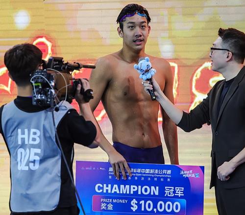 奪三金+刷爆紀錄！中國遊泳18歲1米98新星崛起：力挫奧運冠軍