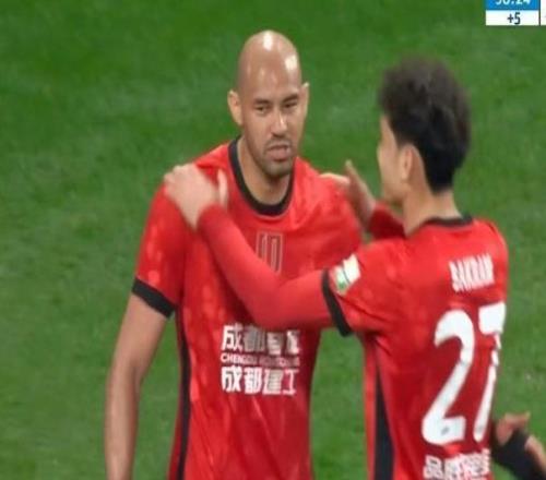 自Opta中超數據統計以來，費利佩是首位生日當天戴帽的球員