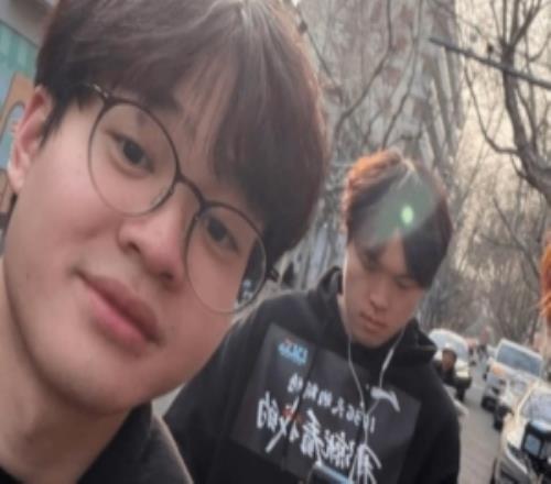 网友偶遇Xun和Bin，Bin身穿LPL时隔1036天夺冠纪念卫衣