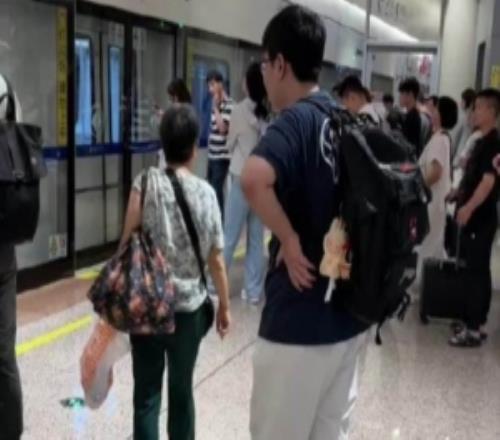 好9好9網友分享視頻：偶遇369在機場幫助老人