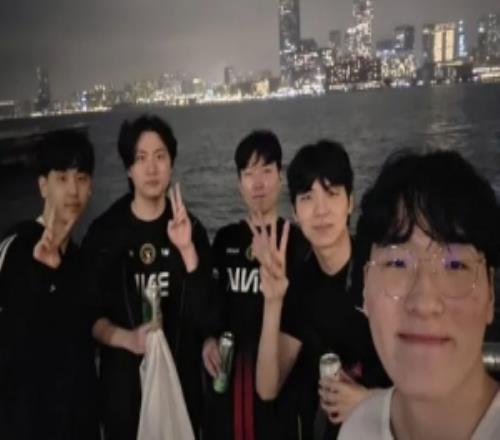 BFX辅助选手Kellin分享队友合照：大家都辛苦了