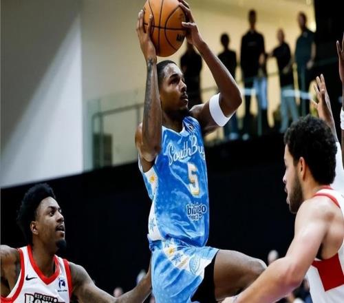 出場時間太少了！湖人二隊(duì)板凳席上其實(shí)有一個相當(dāng)不錯的得分手