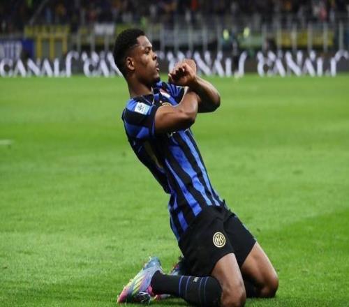 记者:关于利物浦有意冬窗引进邓弗里斯的传闻不实