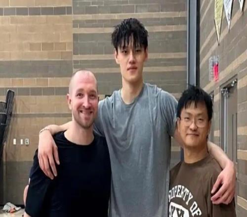 去不了NBA也不回北京首钢,曾凡博正在效仿当年的周琦