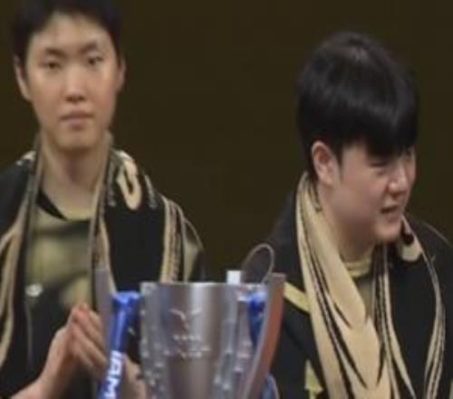 表情不对啊！Canyon斩获FMVPChovy在一旁表情若有所思