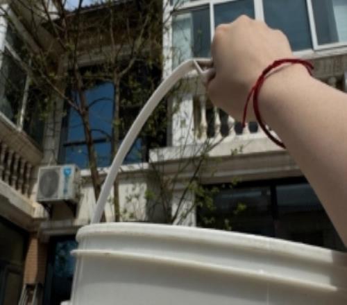 主持人十月分享生活照片：白天晒晒太阳晚上喝点小饮料酥服哦