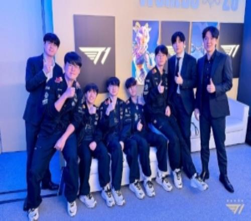 T1赛后晒队伍大合照:北京上海成都