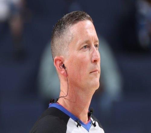 NBA官方：明日起裁判將使用耳機(jī)與回放中心進(jìn)行實時溝通