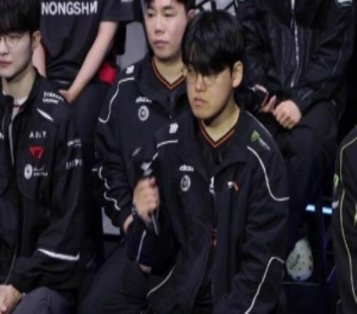 Gumayusi：比赛中位置固定的辅助装备改动让吃资源辅助成为可能