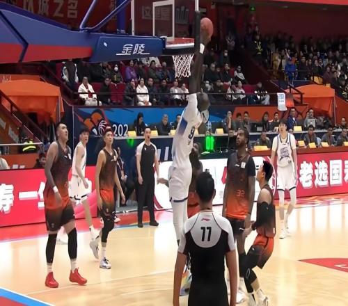 現(xiàn)場(chǎng)與邱彪沖突、各種魯莽犯渾，克里斯：險(xiǎn)成球隊(duì)罪人、聯(lián)盟笑柄