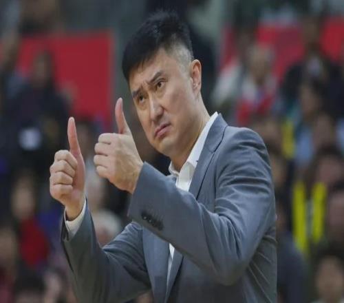 广东刚签大外援！曝首个CBA球队卖股权还债，最极端失去参赛权