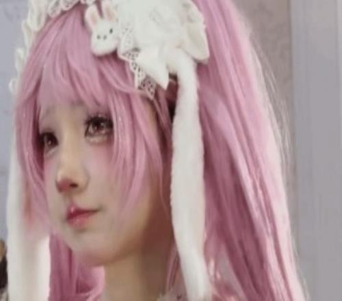 給胸化妝百萬粉絲Coser翻車租借Cos服污損報(bào)廢業(yè)內(nèi)稱是慣犯