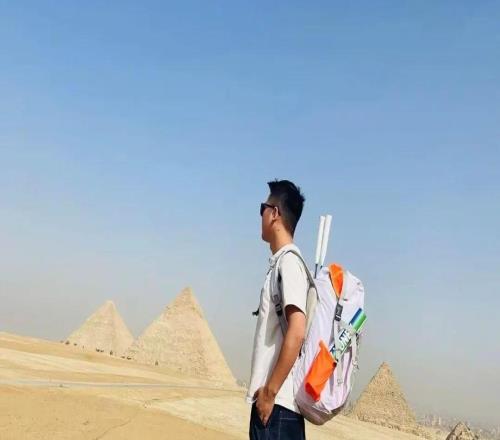 身边马凯奇:带着球拍走天下