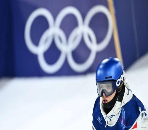 全網好奇，穀愛淩嘴裏咬的東西是啥