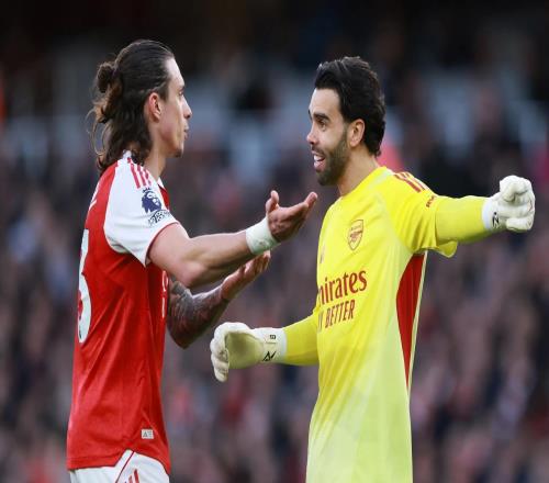 卡拉菲奥里秀蝎子摆尾式解围,枪手球迷:为这下就该给他立个雕像