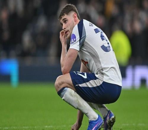 記者：備戰(zhàn)法蘭克福賽前，范德芬和波羅缺席熱刺今天的訓(xùn)練