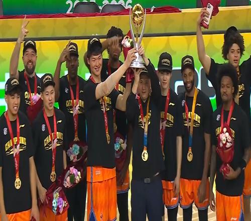 200萬獎(jiǎng)金到手！上海隊(duì)蟬聯(lián)冠軍，洛夫頓MVP王哲林笑得很開心