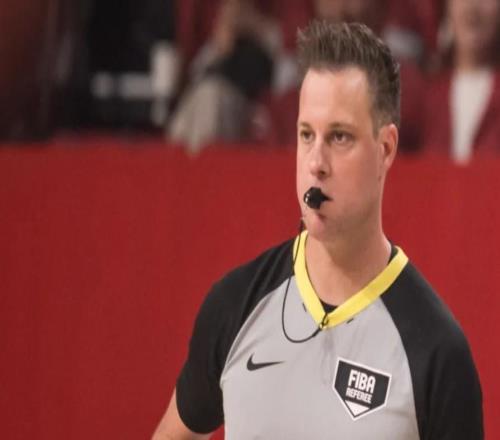 日本主场是真恶心!赵睿犯满就算了,末节最后时刻连出黑哨!