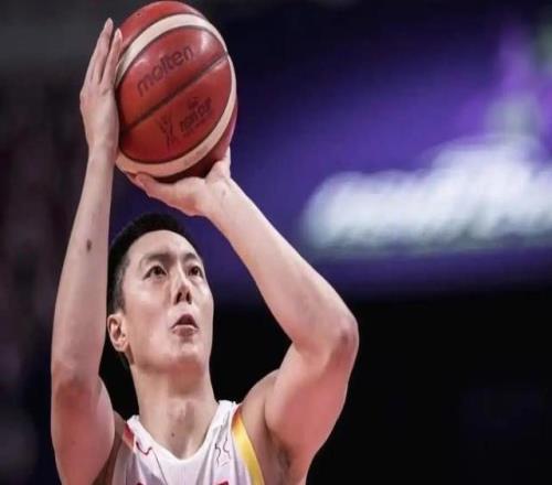 胡明轩夺得全明星三分大赛冠军,对阵韩国队咋就一个不进呢