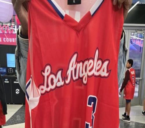 队记:快船今日免费向球迷发放保罗“空接之城”时期的球衣