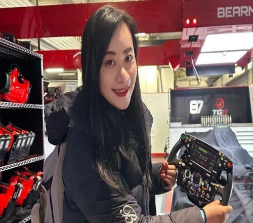 記者親曆上賽場夜遊：手握賽車方向盤，站上F1領獎台