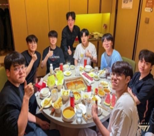 T1官方曬照：全隊聚餐中