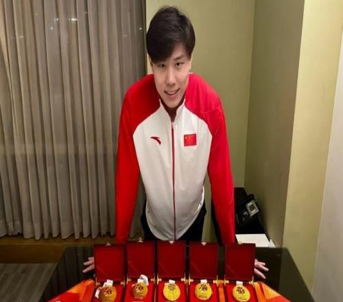 覃海洋社媒曬出5枚遊泳亞錦賽金牌，祝願家國共好