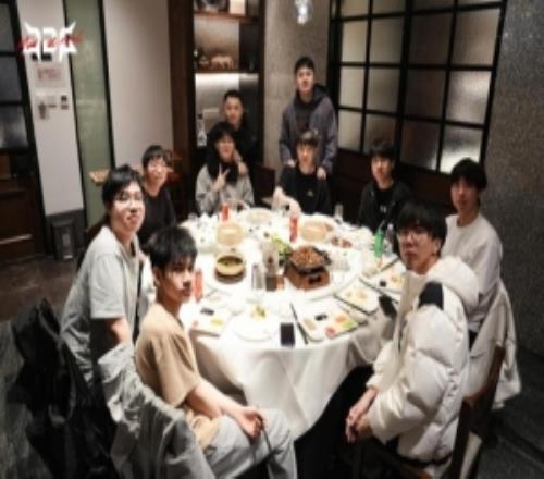 JDG分享选手春游返图：开始一场紧张刺激的水枪大战