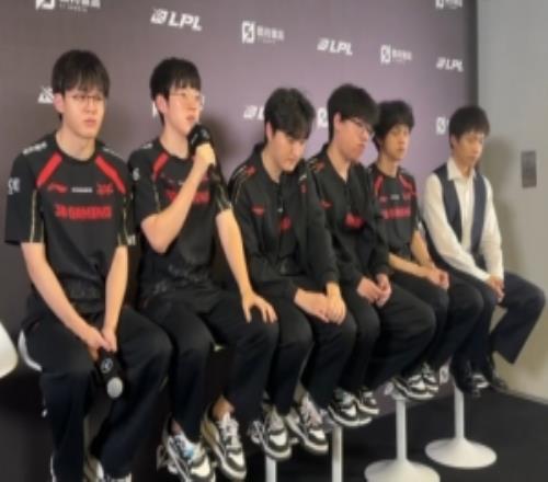 JDG賽后群訪廠長：要重視訓練中發生的問題積極去解決