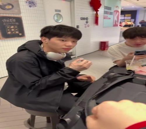 BLG公布选手前往巴西参赛记录：候机期间在吃KFC，明天落地巴西