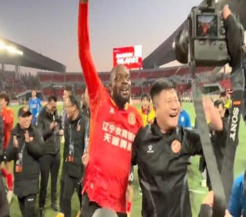 姆本扎:我和铁人签了两年合同,下赛季在中超继续为铁人效力