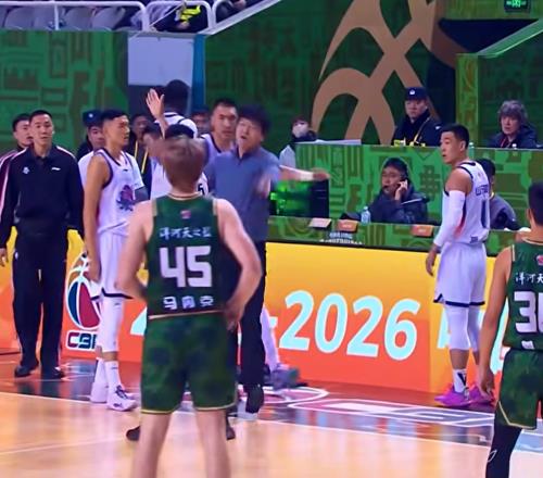 CBA慘烈的比賽！同一隊(duì)2人被驅(qū)逐出場(chǎng)，4人被罰掉